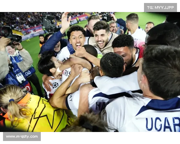 青岛海牛主场球迷高歌,保级气氛热烈